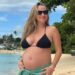 A grávida Jennifer Meyer mostra a barriga enquanto compartilha fotos das férias na praia