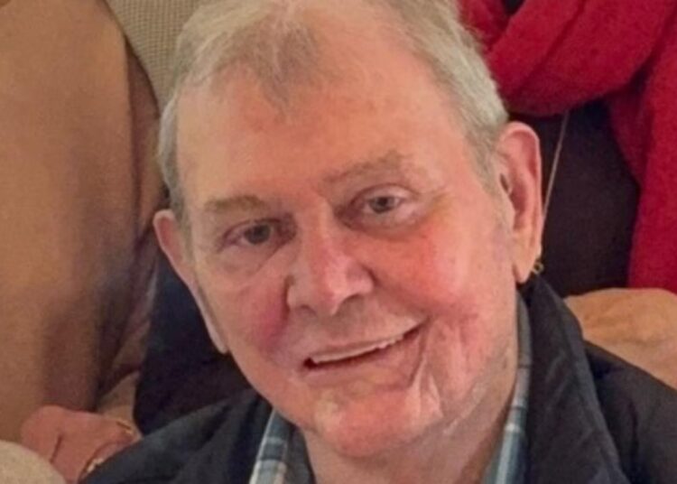 A lenda da música australiana John Farnham é vista pela primeira vez em meses