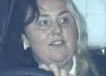 A nova babá da moda de Eugenie! A princesa é acompanhada no Palácio de Buckingham por uma ajudante com cabelos loiros e pretos e um piercing no nariz - e ela está a um mundo de distância da Mary Poppins formal de Kate