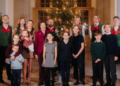 A rainha Silvia da Suécia enfeita a árvore de Natal do Palácio Real com seus netos