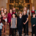 A rainha Silvia da Suécia enfeita a árvore de Natal do Palácio Real com seus netos