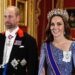 A realeza apresenta saudação festiva em brilhante banquete estadual