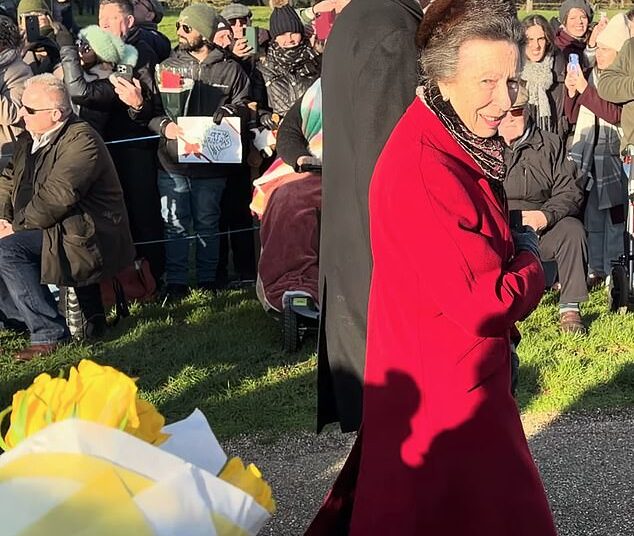A resposta espirituosa da princesa Anne ao ser presenteada com flores em Sandringham – enquanto os fãs enlouquecem com sua natureza ‘humilde’