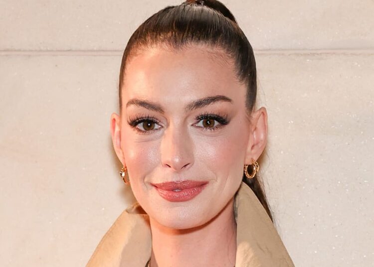 A transformação da estrela pop de Anne Hathaway no trailer de Mother Mary