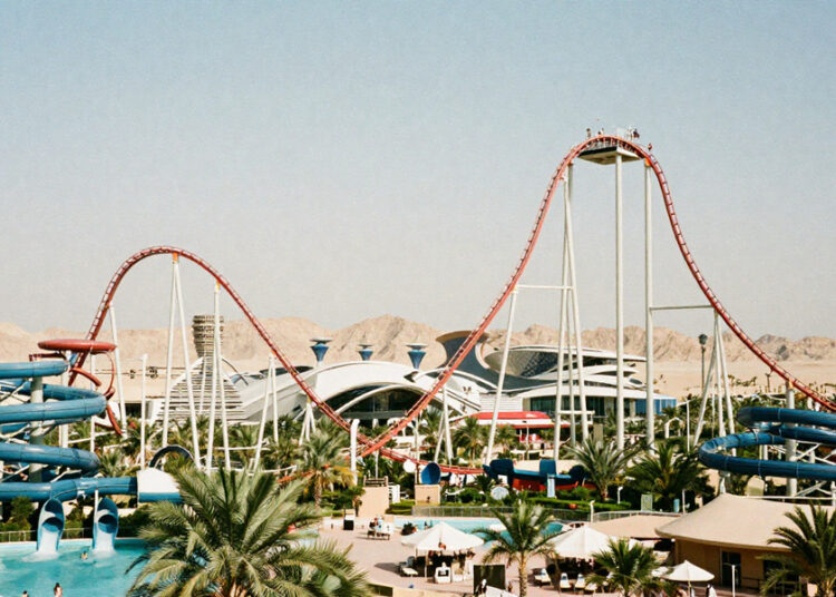 A visão ousada da Arábia Saudita para o entretenimento futuro se revela com o megaprojeto da cidade de Qiddiya, pioneiro em parques temáticos, esportes e marcos culturais revolucionários