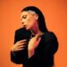 AA WILLIAMS assina com a Reigning Phoenix Music e revela novo single assustador “Just A Shadow”