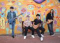 Alunos do ensino médio de Ashburn se divertindo com o novo grupo musical