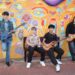 Alunos do ensino médio de Ashburn se divertindo com o novo grupo musical