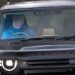Andrew Mountbatten-Windsor é retratado ao volante de um Land Rover Defender novinho em folha de £ 75 mil 'que ele ganhou de graça' antes de passar o último Natal no Royal Lodge