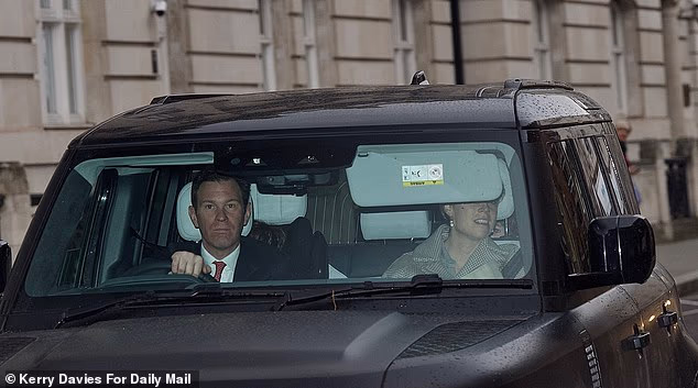 Andrew e Fergie saem do exílio para o batizado no palácio da filha da princesa Beatrice, Athena – enquanto sua irmã Eugenie e o cantor James Blunt lideram os participantes