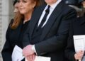 Andrew e Fergie sairão do exílio para o batizado da neta no palácio ... mas fontes da realeza dizem que outros convidados temem ver o ex-duque