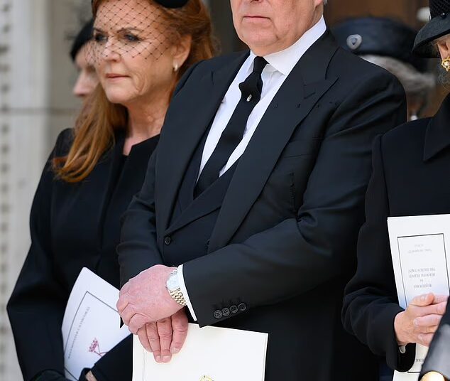Andrew e Fergie sairão do exílio para o batizado da neta no palácio ... mas fontes da realeza dizem que outros convidados temem ver o ex-duque