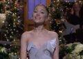 Ariana Grande apresenta ‘SNL’ em um vestido vintage Vivienne Westwood