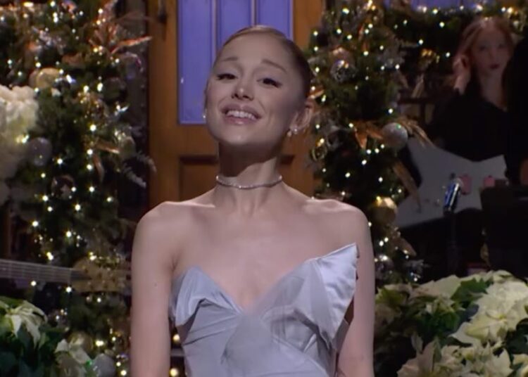 Ariana Grande apresenta ‘SNL’ em um vestido vintage Vivienne Westwood