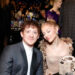 Ariana Grande e Ethan Slater compartilham um vislumbre de suas férias juntos com adoráveis ​​​​fotos raras