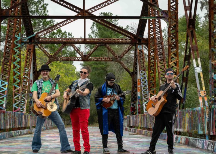 As Ain't Sisters são (a partir da esquerda) Richie Jones, Barb Moose Carbon, Arrie Bozeman e Justin Boudreau. (Cortesia de Libby Gamble)