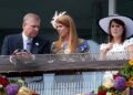 As princesas 'estranhas' Beatrice e Eugenie 'mantiveram a cabeça erguida' durante um passeio público de Natal após a queda real do pai desonrado Andrew