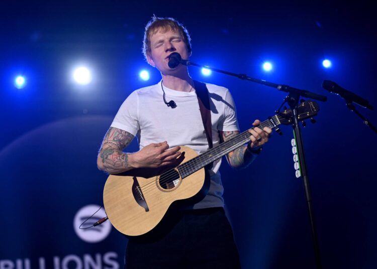 Assista Ed Sheeran fazer cover de 'Fairytale Of New York' dos Pogues em Dublin com Beoga, Biird e Nizlopi
