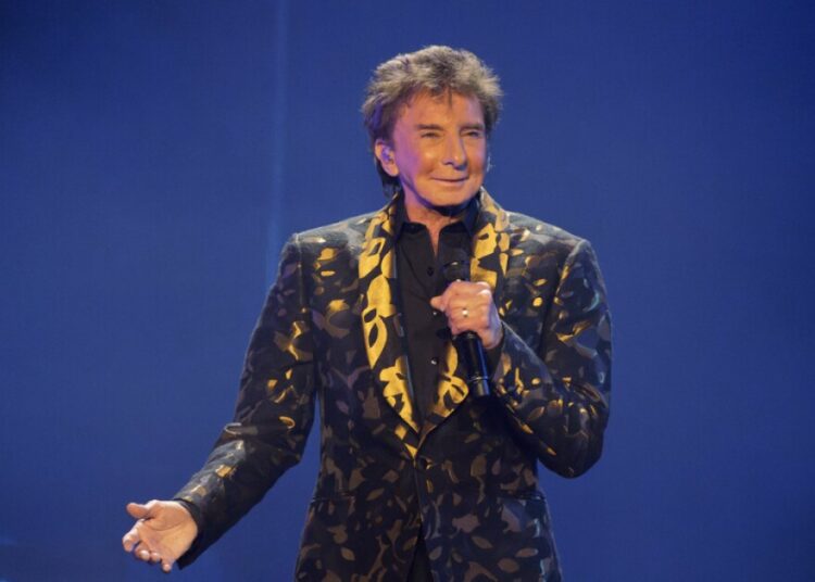 Barry Manilow revela diagnóstico de câncer de pulmão e é forçado a cancelar alguns shows