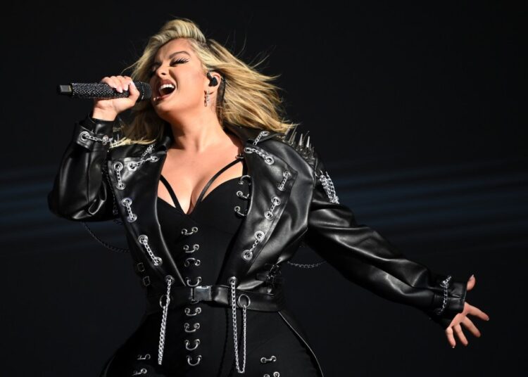 Bebe Rexha assina com nova gestão e mais contratações de artistas musicais