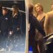 Ben Affleck se reúne desajeitadamente com as ex-namoradas Jennifer Lopez e Jennifer Garner em peça infantil da escola