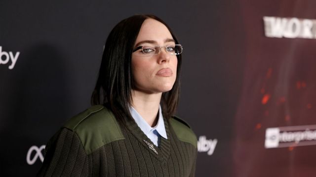 Billie Eilish deitada com blusa em negrito fará você parecer duas vezes