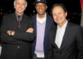 Billy Crystal e Larry David vistos na casa de Rob Reiner após sua morte