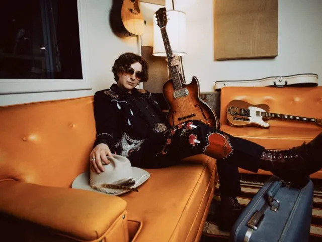 Bobby Dove canta 'Trans Canadian Blues' em seu último single pesado