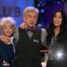 Bowen Yang se despede do 'Saturday Night Live' em lágrimas com a ajuda de Cher e Ariana Grande