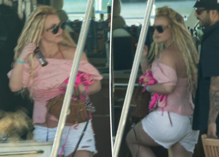 Britney Spears aproveita férias em um iate com amigos depois de silenciar no rádio sobre familiares preocupados