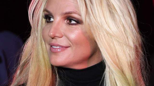 Britney Spears posando com minivestido é imperdível