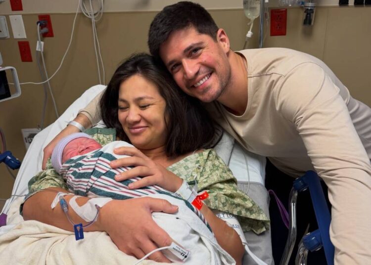 Caila Quinn dá à luz o terceiro bebê com o marido Nick Burrello