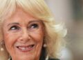 Câmera captura foto impressionante da rainha Camilla em carruagem durante visita de estado