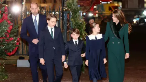 Catherine acompanhada por estrelas e heróis de caridade para um concerto de canções de natal