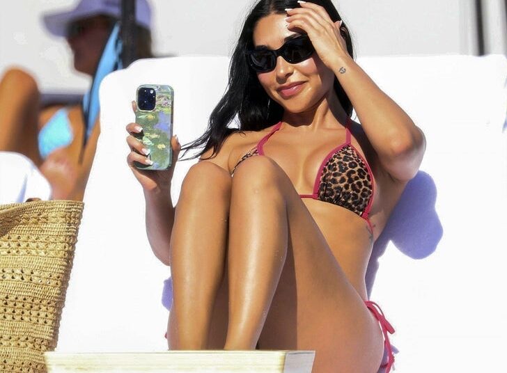 Chantel Jeffries chega a Miami Beach com biquíni sexy com estampa animal