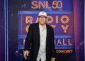 Chevy Chase está sob os holofotes em um novo documentário, com verrugas e tudo - e ele está bem com isso