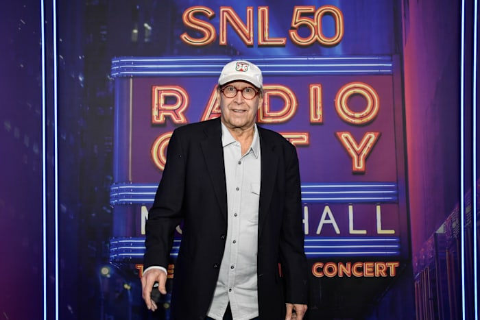 Chevy Chase está sob os holofotes em um novo documentário, com verrugas e tudo - e ele está bem com isso