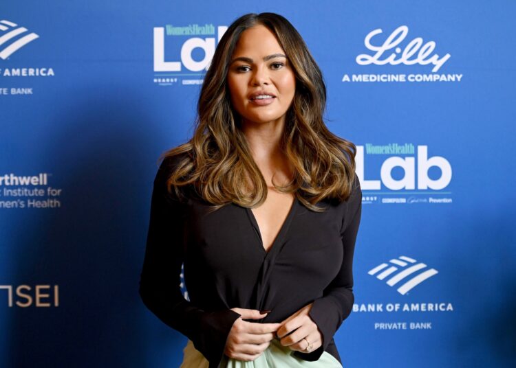 Chrissy Teigen arrancou um dente da frente em acidente de Natal