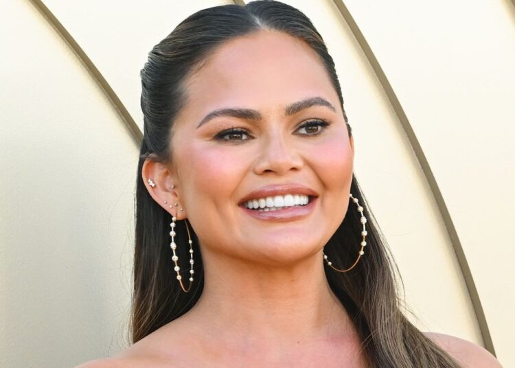 Chrissy Teigen perdeu um verniz, mas ainda está sorrindo – veja as fotos