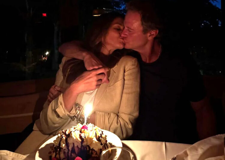 Cindy Crawford beija o marido Rande Gerber em uma foto rara embalada em um PDA enquanto reflete sobre o 'Ano Incrível'