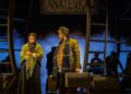 Mia Pinero como Hodel, à esquerda, e Itzik Cohen como Tevye em "Violinista no telhado" no Alliance Theatre, uma coprodução com a Atlanta Opera, foi selecionada como uma das nove melhores produções teatrais de Atlanta de 2025 pelos críticos da publicação parceira do AJC, ArtsATL. (Foto de Rafterman)