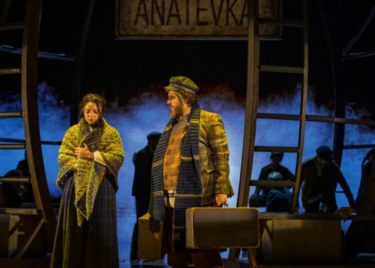 Mia Pinero como Hodel, à esquerda, e Itzik Cohen como Tevye em "Violinista no telhado" no Alliance Theatre, uma coprodução com a Atlanta Opera, foi selecionada como uma das nove melhores produções teatrais de Atlanta de 2025 pelos críticos da publicação parceira do AJC, ArtsATL. (Foto de Rafterman)