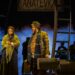 Mia Pinero como Hodel, à esquerda, e Itzik Cohen como Tevye em "Violinista no telhado" no Alliance Theatre, uma coprodução com a Atlanta Opera, foi selecionada como uma das nove melhores produções teatrais de Atlanta de 2025 pelos críticos da publicação parceira do AJC, ArtsATL. (Foto de Rafterman)