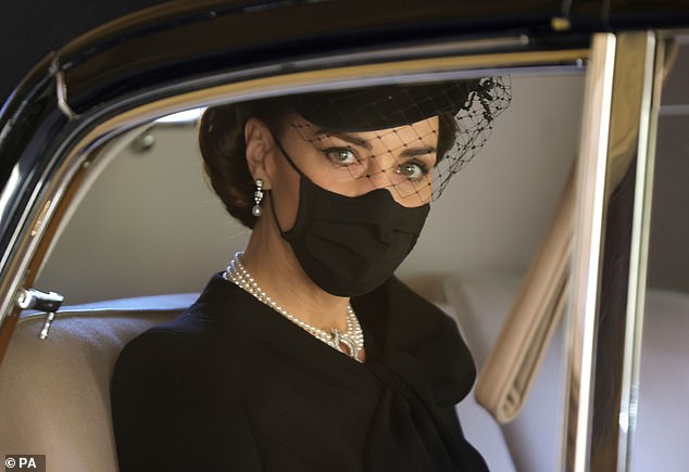 Como a 'verdadeira classe' de Kate Middleton brilhou no histórico funeral do Príncipe Philip - enquanto a carinhosa futura Rainha mudava da 'periferia' da Família Real para o seu 'coração'