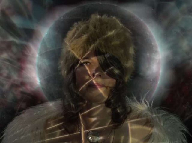 Confira o novo single de Lily Frost, ‘Nightbird (Lilith)’