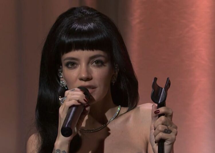 Dakota Johnson foi revelada como 'Madeline' durante o set de Lily Allen no SNL