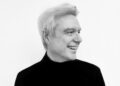 David Byrne compartilha playlist de “People Who Hate Christmas Music”