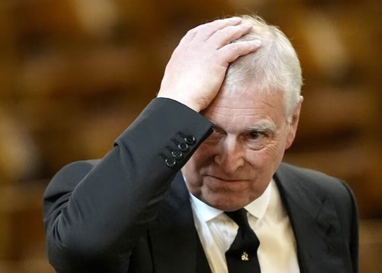'Desgraçado' Andrew testa a paciência do rei Charles e atrasa mudança da Royal Lodge