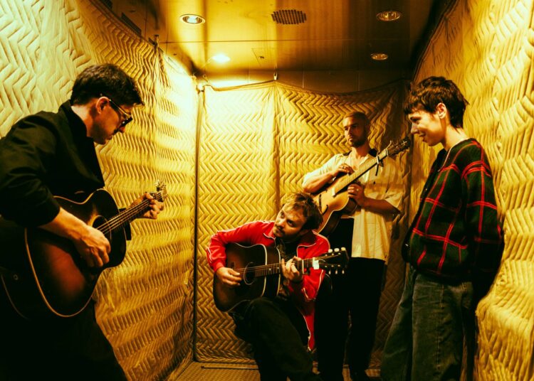 Divorce compartilha novo single melancólico 'Antarctica' com Marcus Mumford