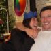 Dua Lipa prepara jantar de Natal com Callum Turner em novas fotos